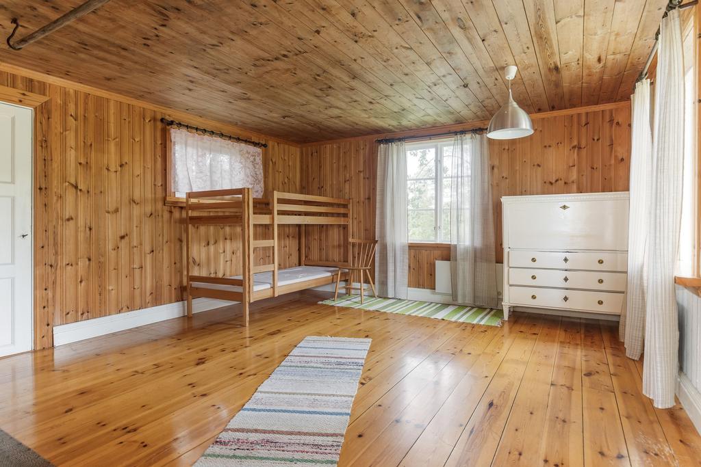 Storstuga med bergslagskamin.