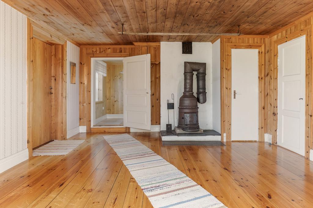 Storstuga med bergslagskamin.