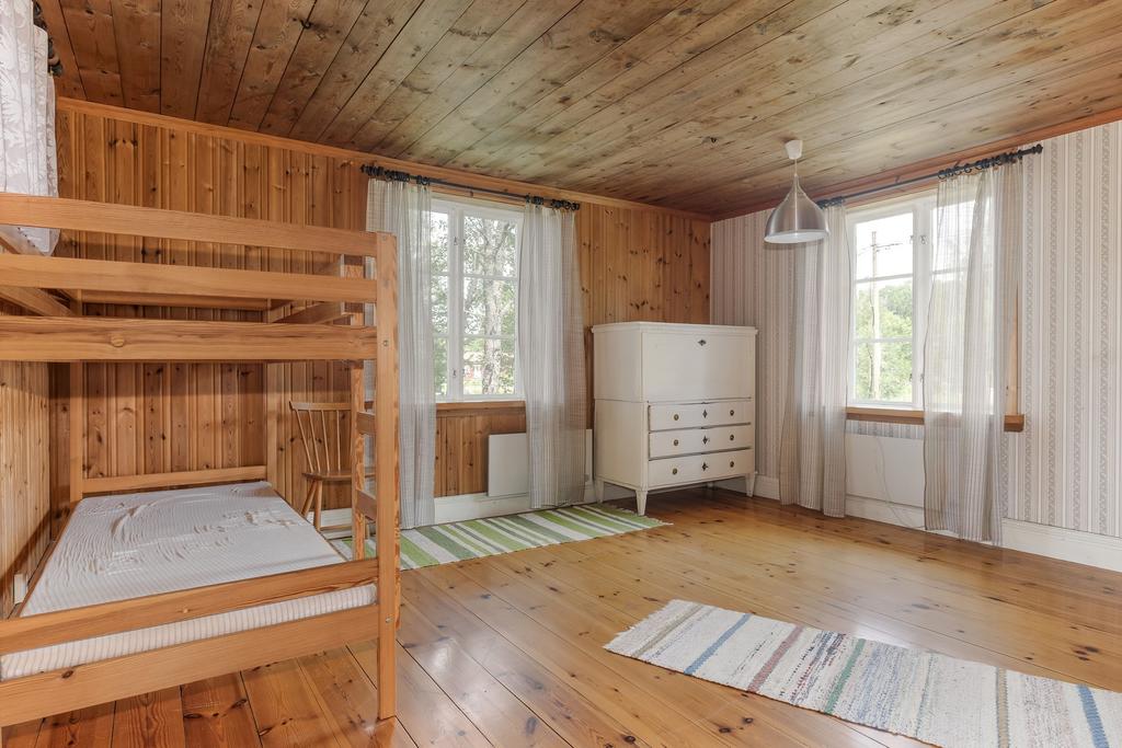 Storstuga med bergslagskamin.