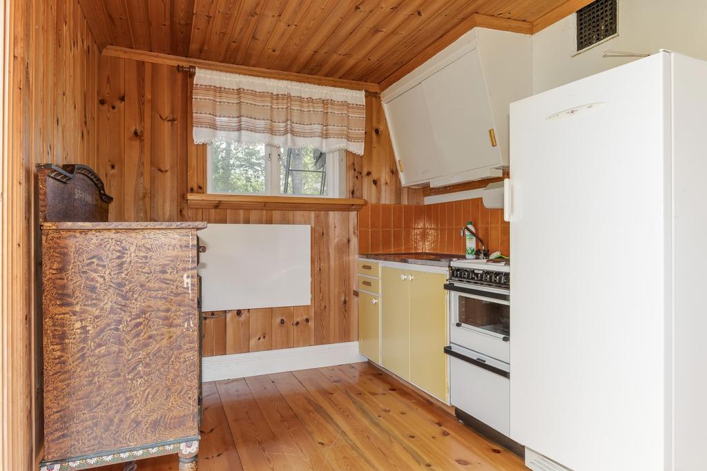 Kök med matplats och utgång till sidan. 