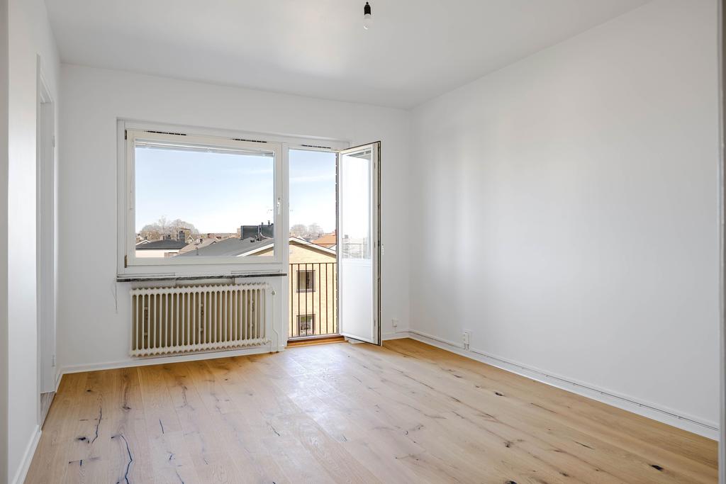 Renoverad 2026 med nytt parkettgolv och nymålade väggar och tak