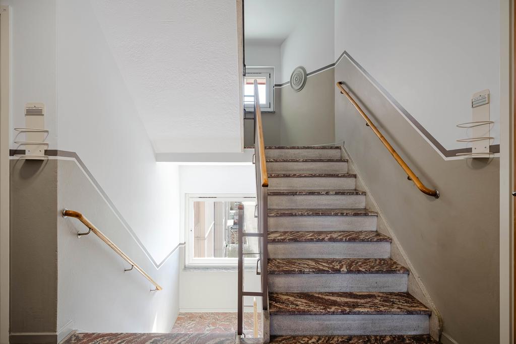 Mycket granit i trapphuset