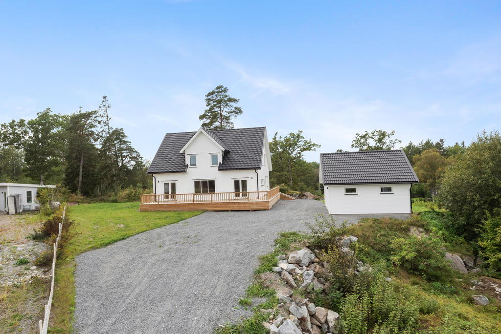 Exteriör, dubbelgarage till höger 