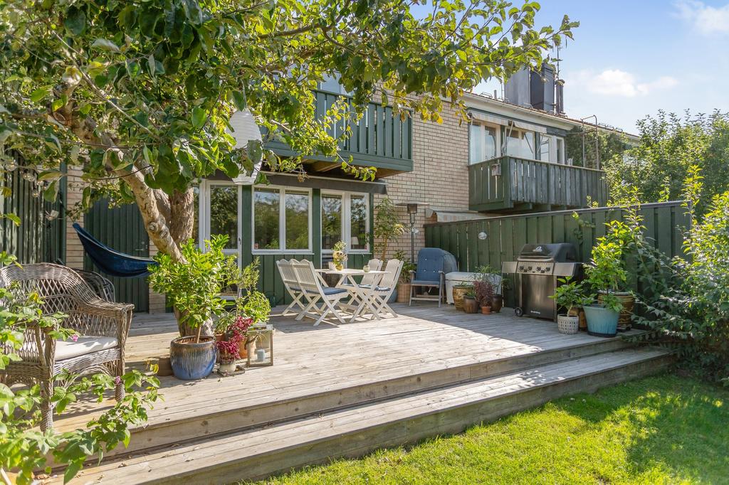 Rymlig trädäckad altan i eftertrackat västerläge med fri utsikt mot allmänning/ Bo Parken