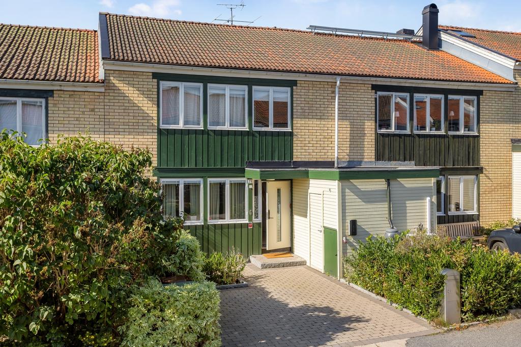 Stenlagd uteplats o öster med härlig morgonsol