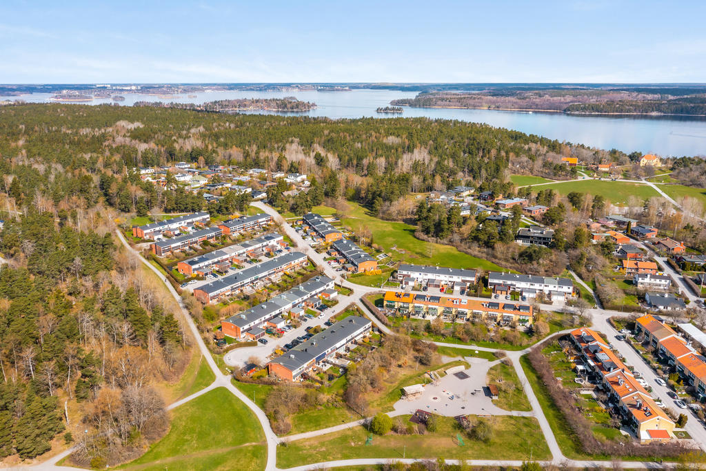 Bo Parken från ovan med Askrikefjärden i fonden, sommarbild