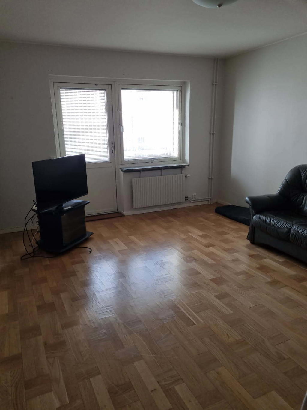 Vardagsrum med direkt anslutning till den inglasade altanen. 