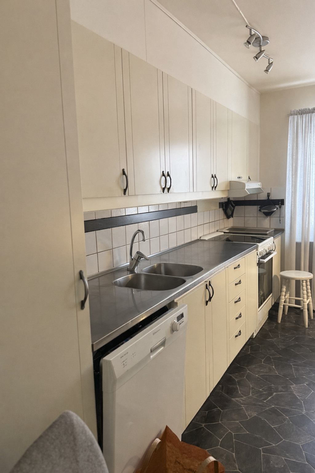 Kök. Diskmaskin, fullstor kyl/frys, spis, ugn. 