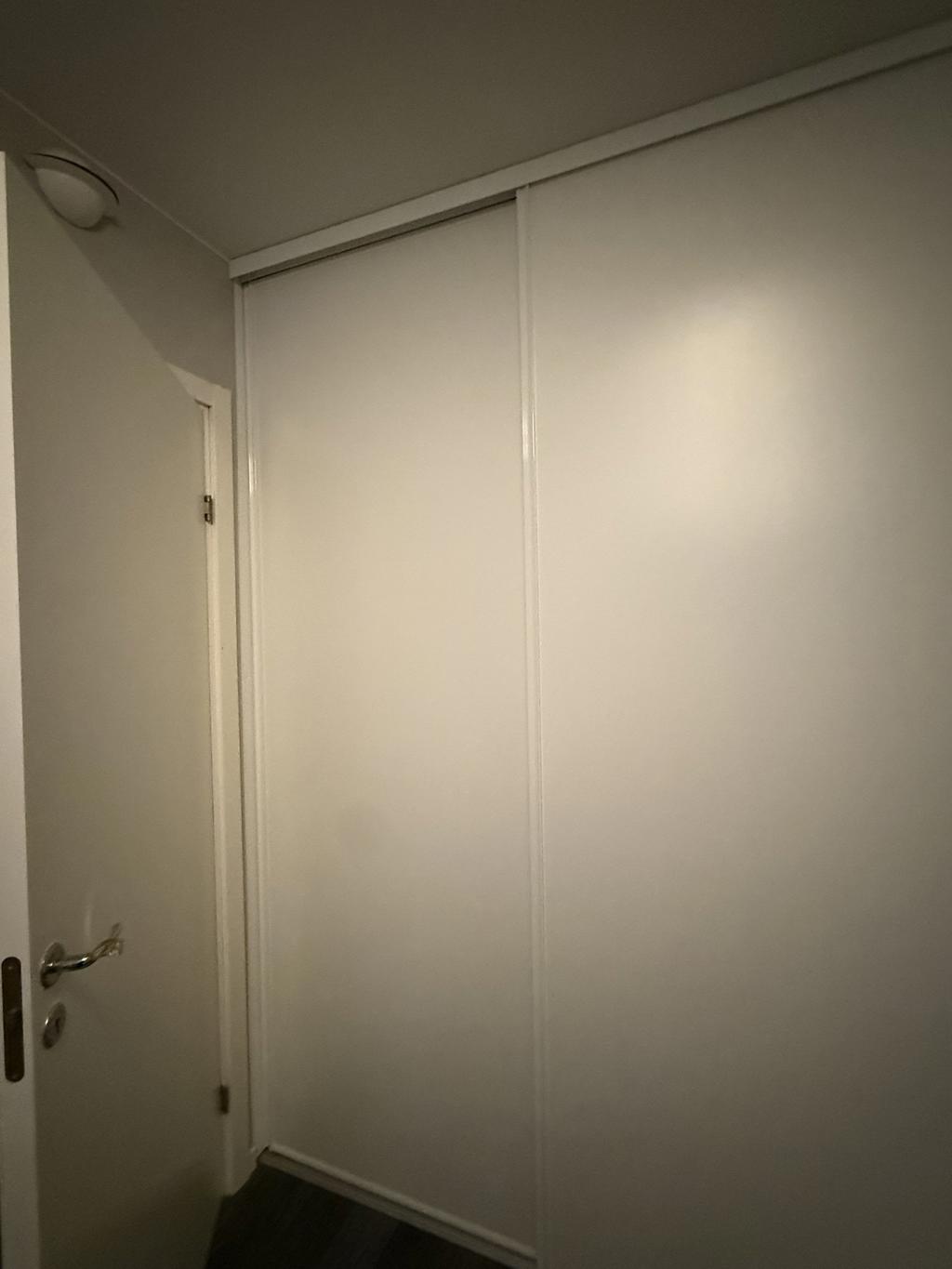 Förvaring bakom skjutdörrar i sovrum 