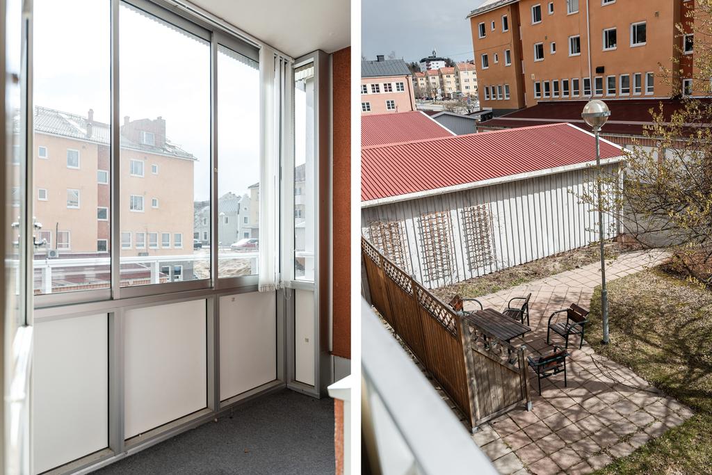 Inglasade balkongen samt utsikt från balkongen. Balkongen är i sydvästläge och har ett fantastiskt solläge. 