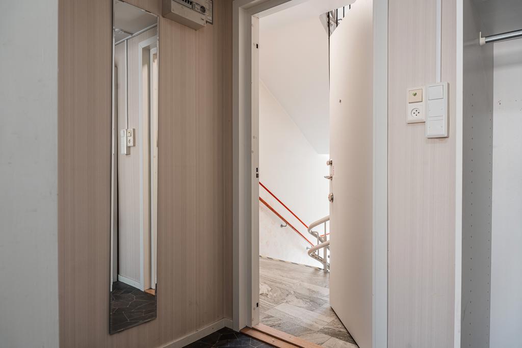 Entrédörr, hall. 
