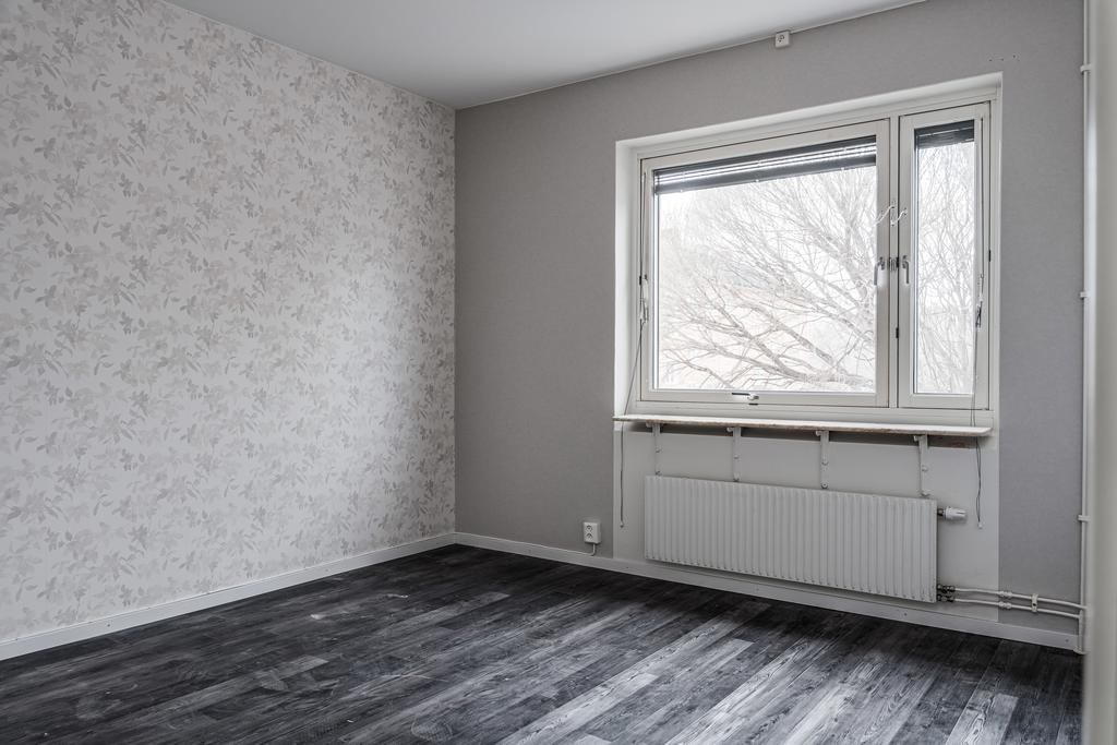 Sovrum 2 av 2, här finns en stor garderobslösning bakom skjutdörrar. 
Perfekt för den som har en stor garderob!