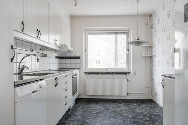 Stort kök, diskmaskin samt bra med förvaring och arbetsytor 