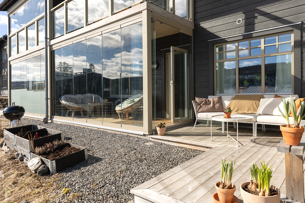 Stor altan och inglasat uterum i fantastiskt söderläge.