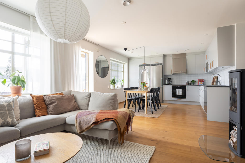 Generösa ytor och stora ljusinsläpp.