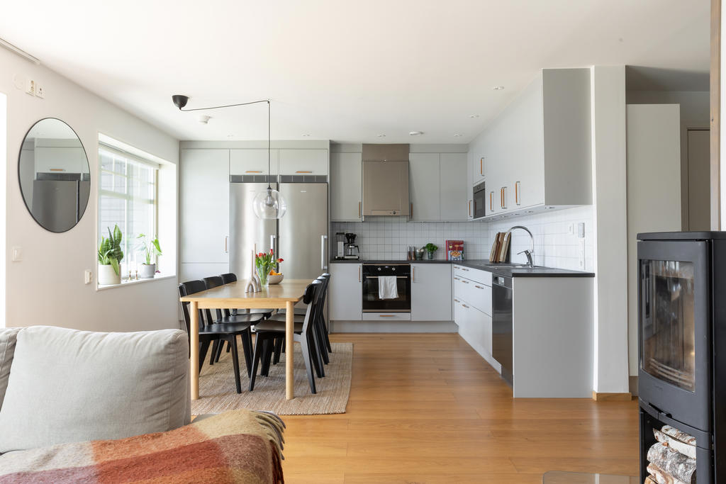 Braskamin, enstavigt ekgolv och väl tilltaget kök.