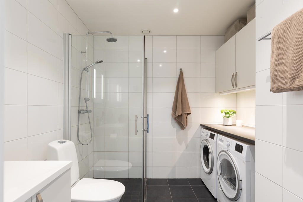 Badrummet är helkaklat och klinkat och utrustat med såväl tvättmaskin som torktumlare.