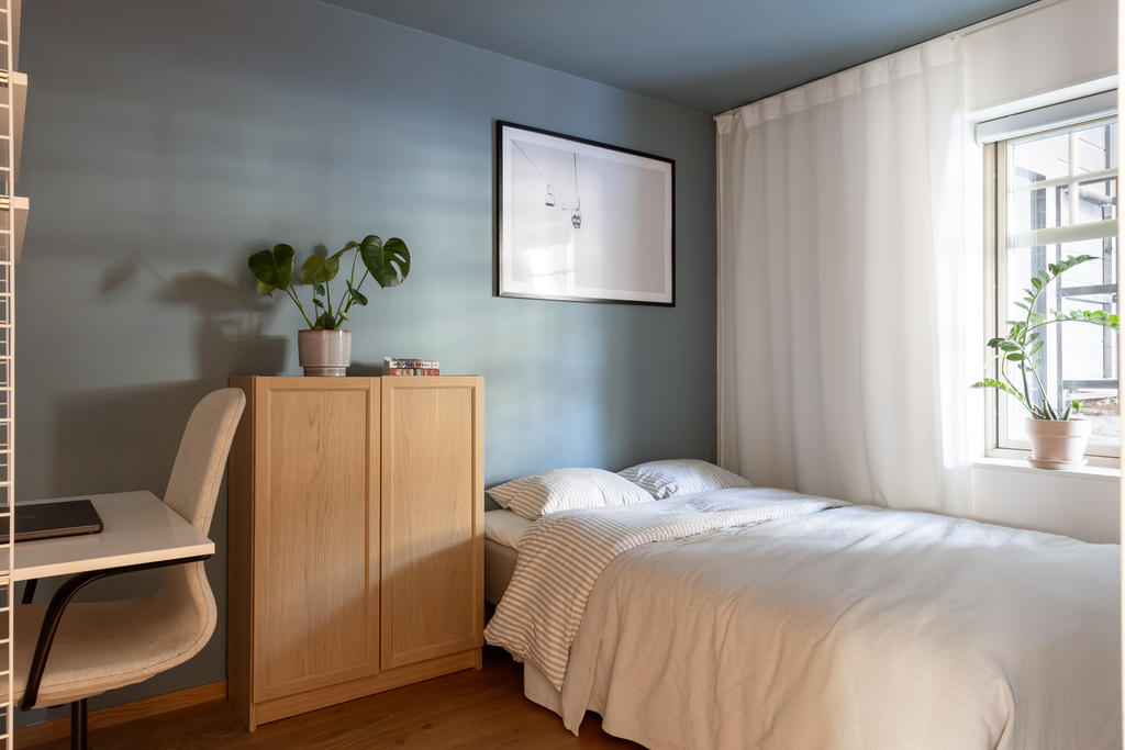 Master Bedroom har plats för dubbelsäng, skrivbord och garderober.