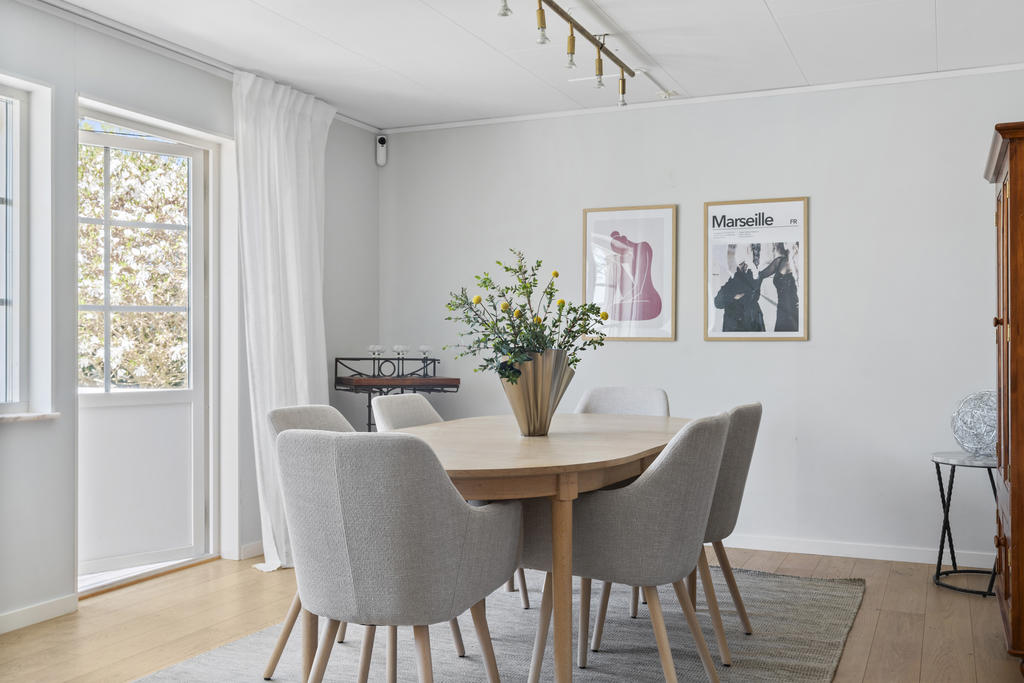 Matplats med utgång till altan