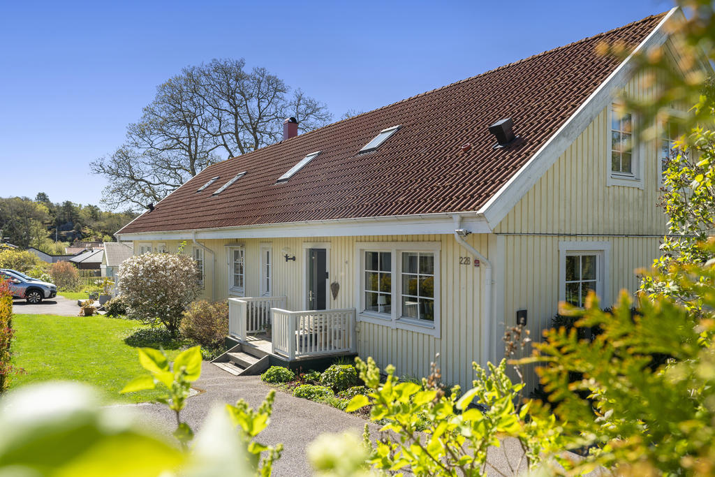 Entréfasad (kommer att målas vita under försommar)