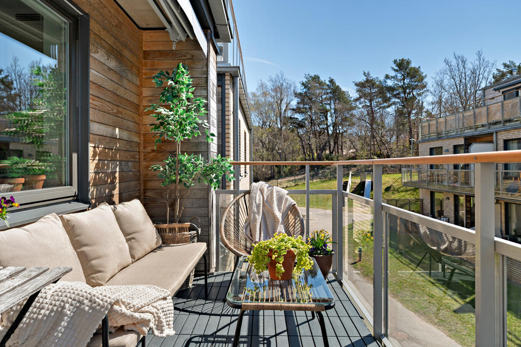 Härligt solig balkong på Sjöbackevägen 10!