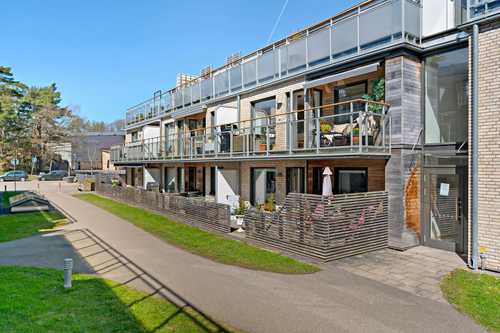 Entrésida med balkongen åt söder