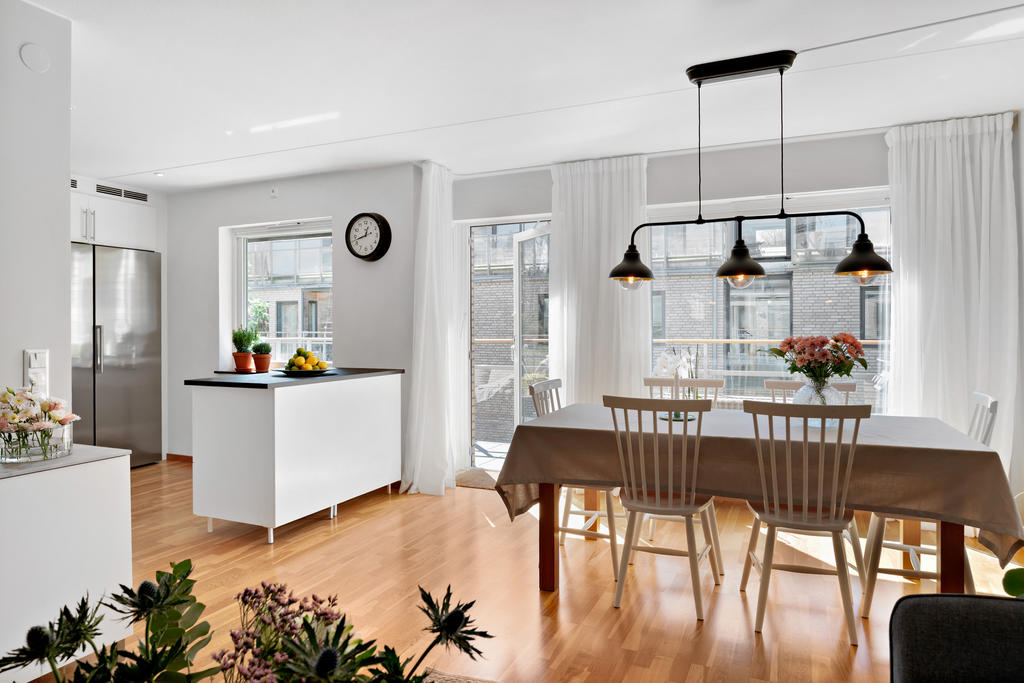 Matplats och kök med utgång till balkong