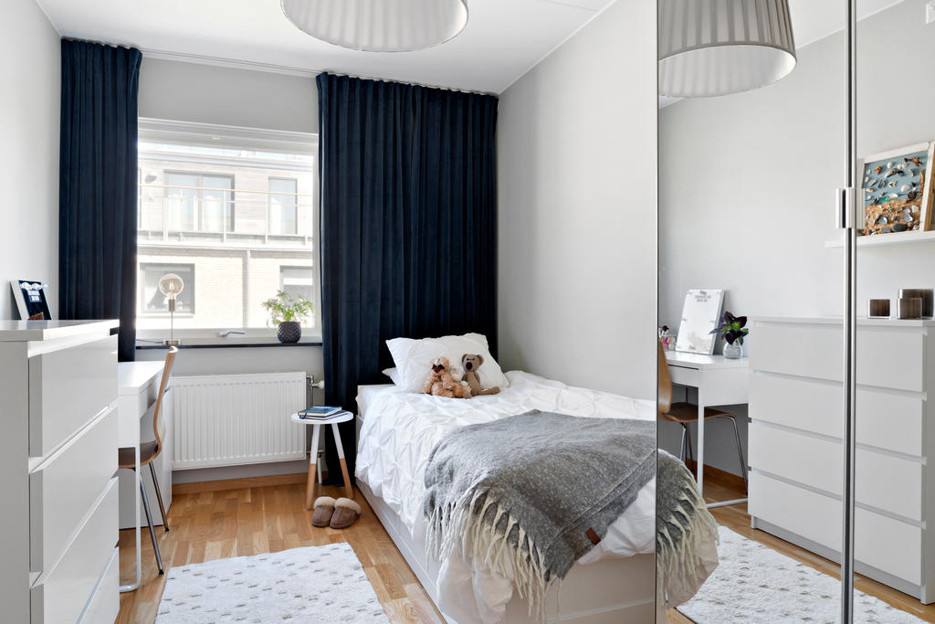 Sovrum med stor garderob