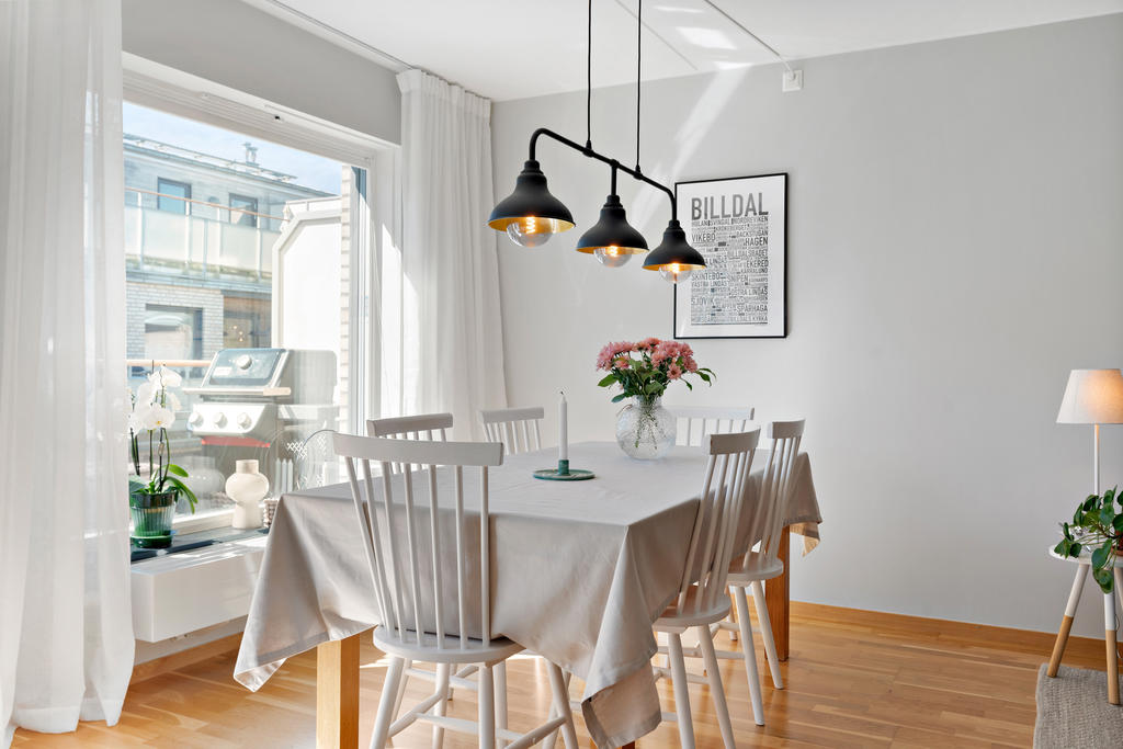 Fint ljusinsläpp från stort fönster