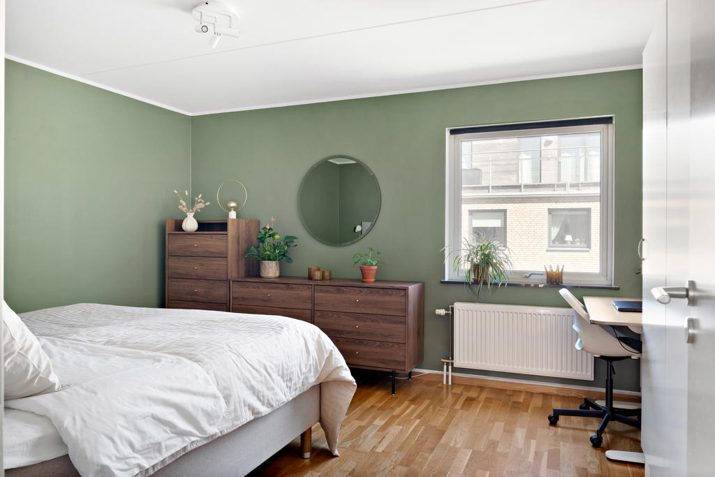 Stort sovrum i behagliga toner