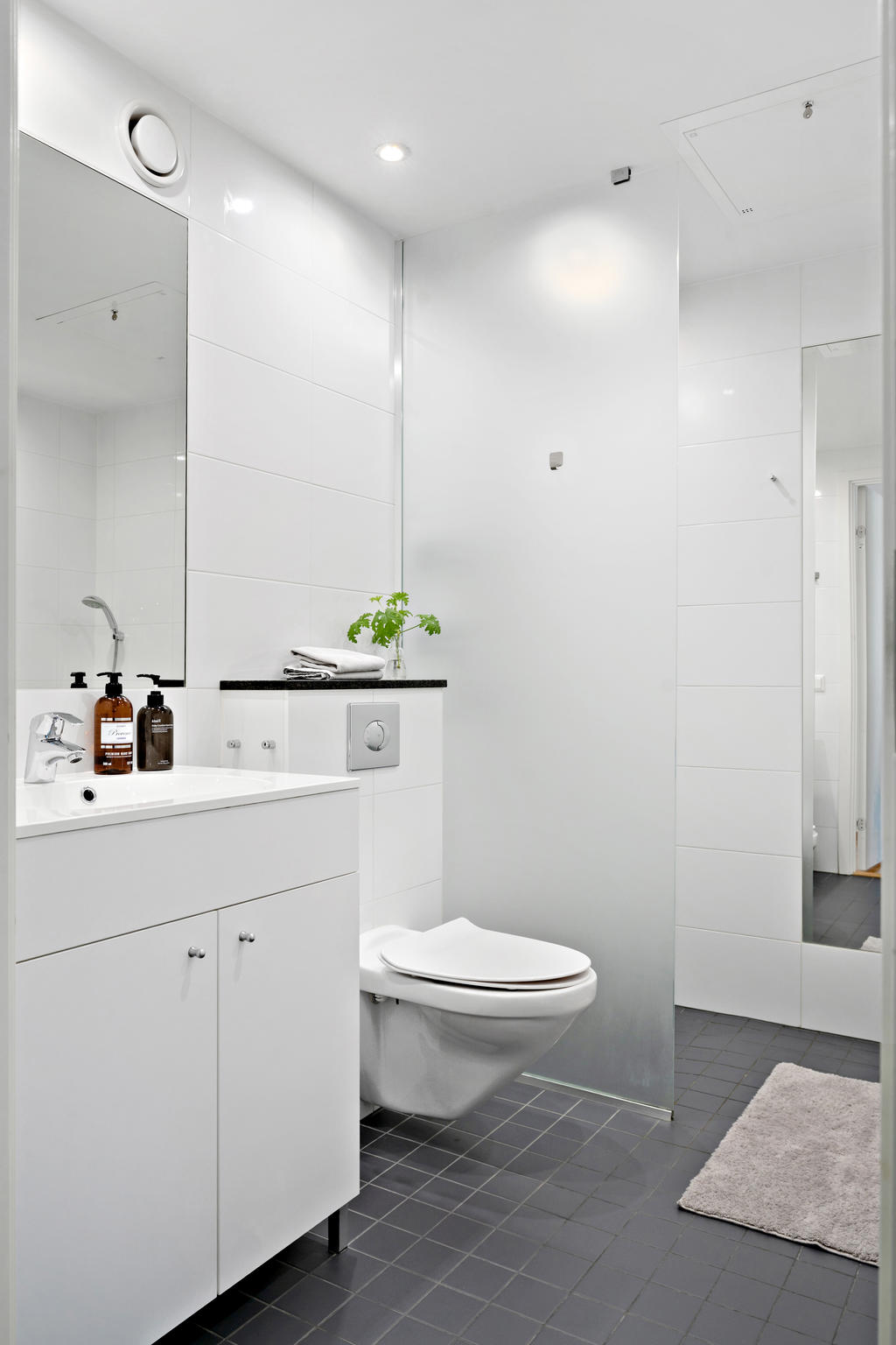 Snyggt kaklat badrum