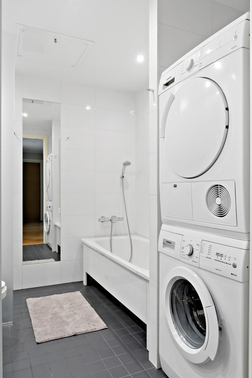 Skönt med badkar och tvättmöjligheter i badrummet