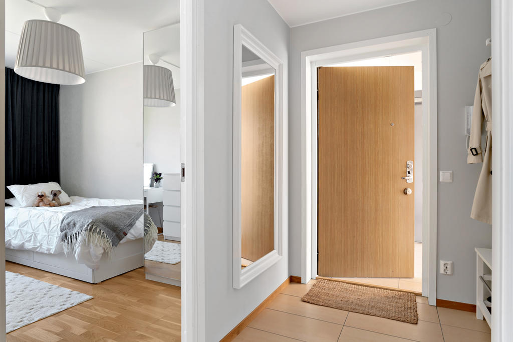 Hall och sovrum i anslutning