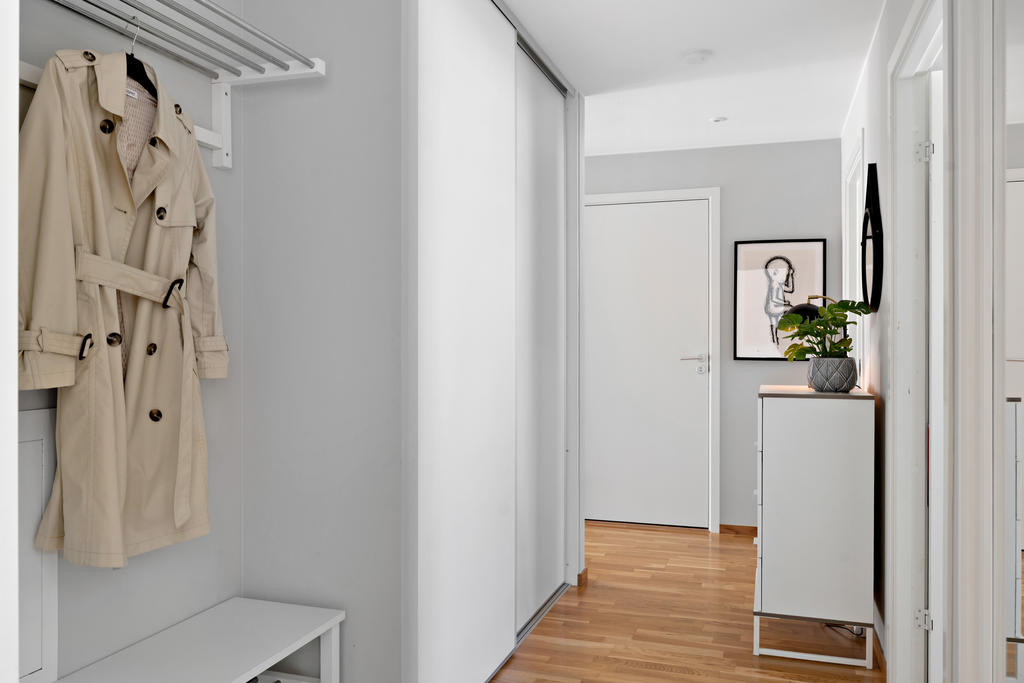 Hall med flera garderober