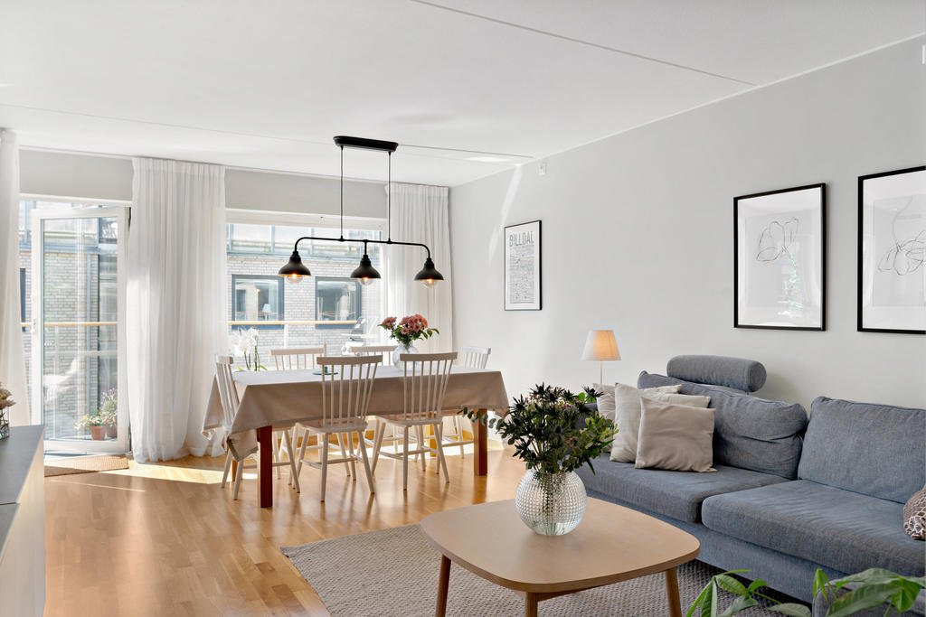 Ljust vardagsrum och matplats