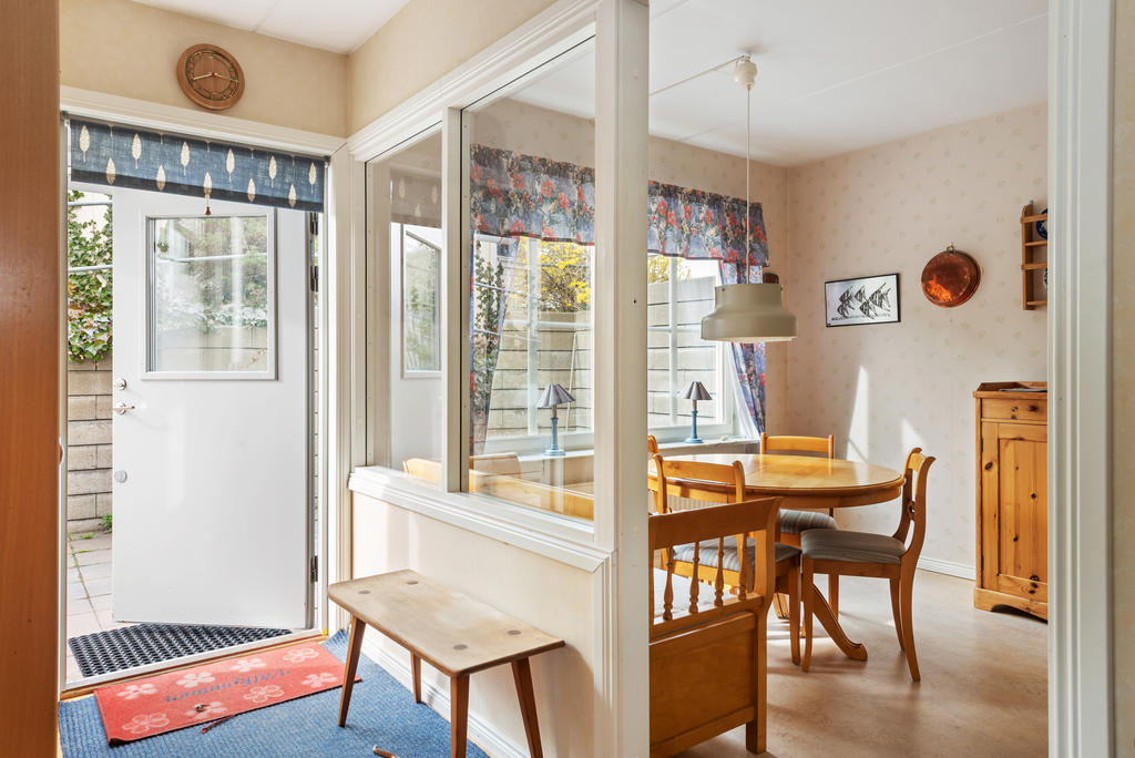 Hall med fönster mot köket