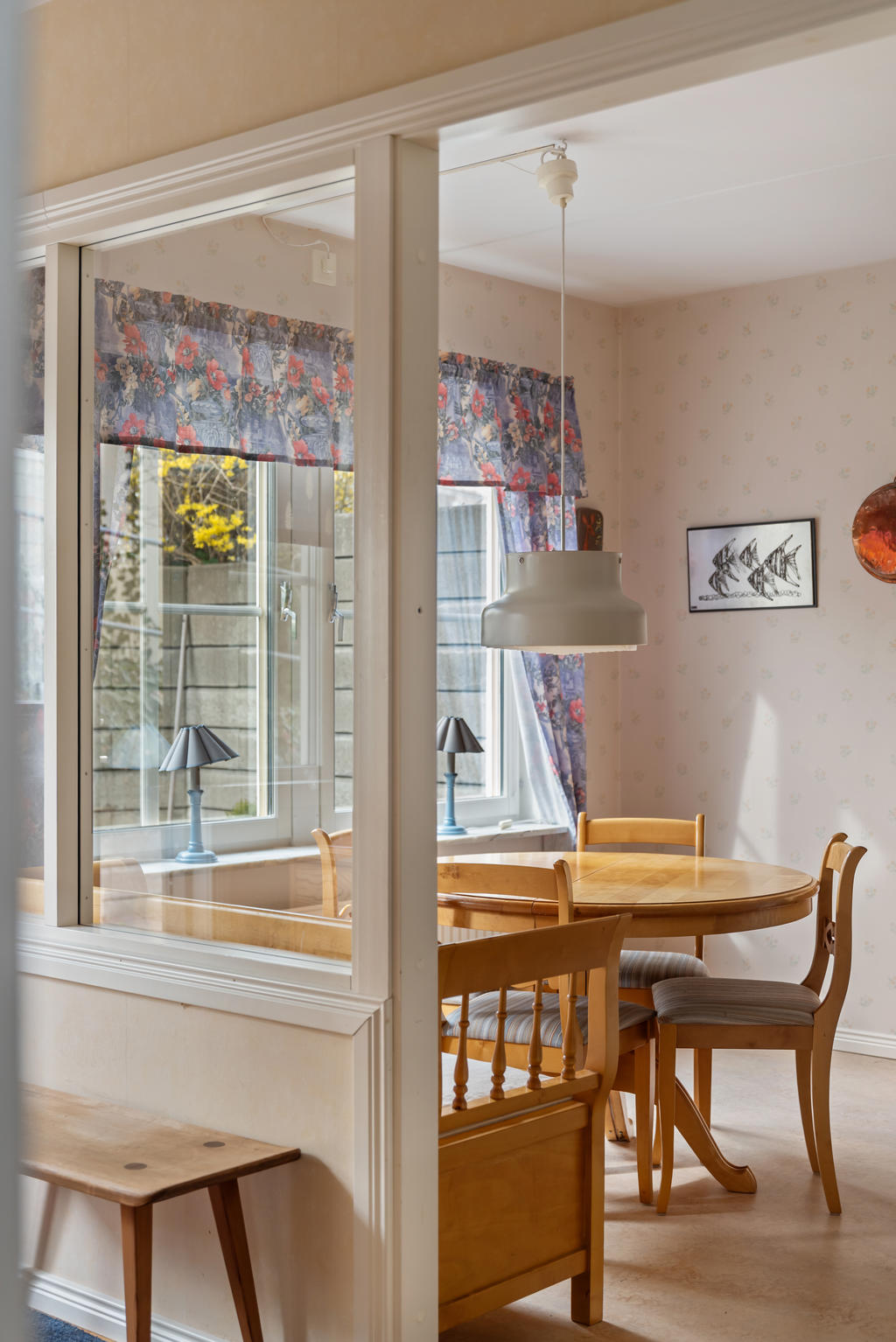 Fönsterparti mot kök från hall.