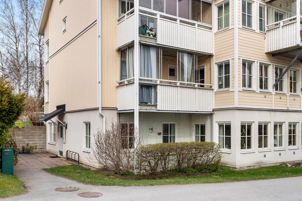 Inglasad altan och uteplats vid entrén 