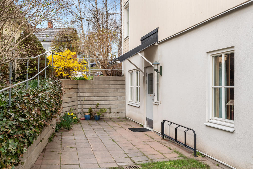 Lägenheten har en egen ingång med liten uteplats bredvid.