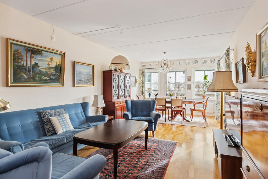 Vardagsrum med got tom plats