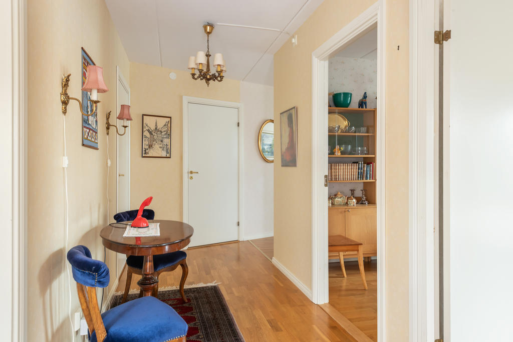 Välkomnande hall med sovrum till höger