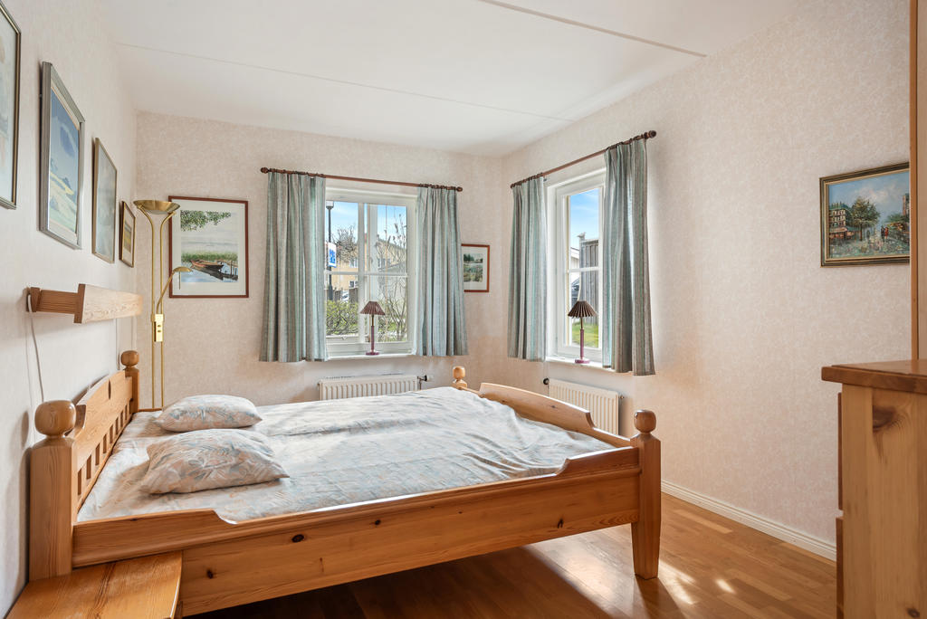 Sovrum med härliga fönster