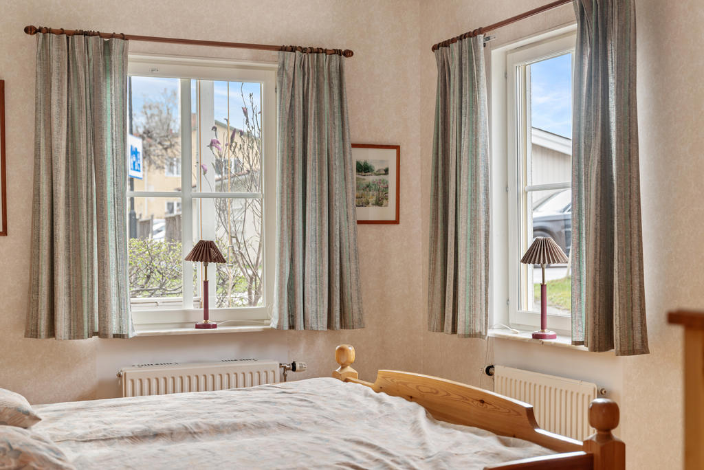 Utsikt mot altan och trädgård