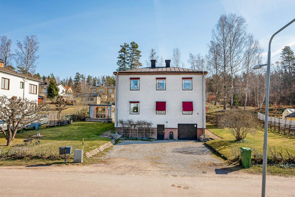 Välkommen till Landsvägsgatan 76 - rymlig villa med en lägenhet på vardera våning!