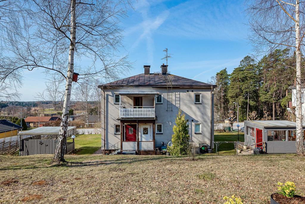 Huset sett från trädgårdens baksida
