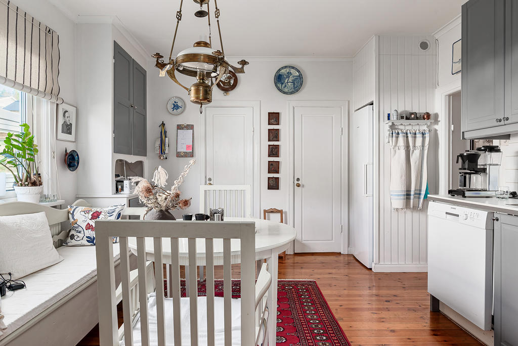 Lägenhet 1 - från kök nås litet förråd och skafferi