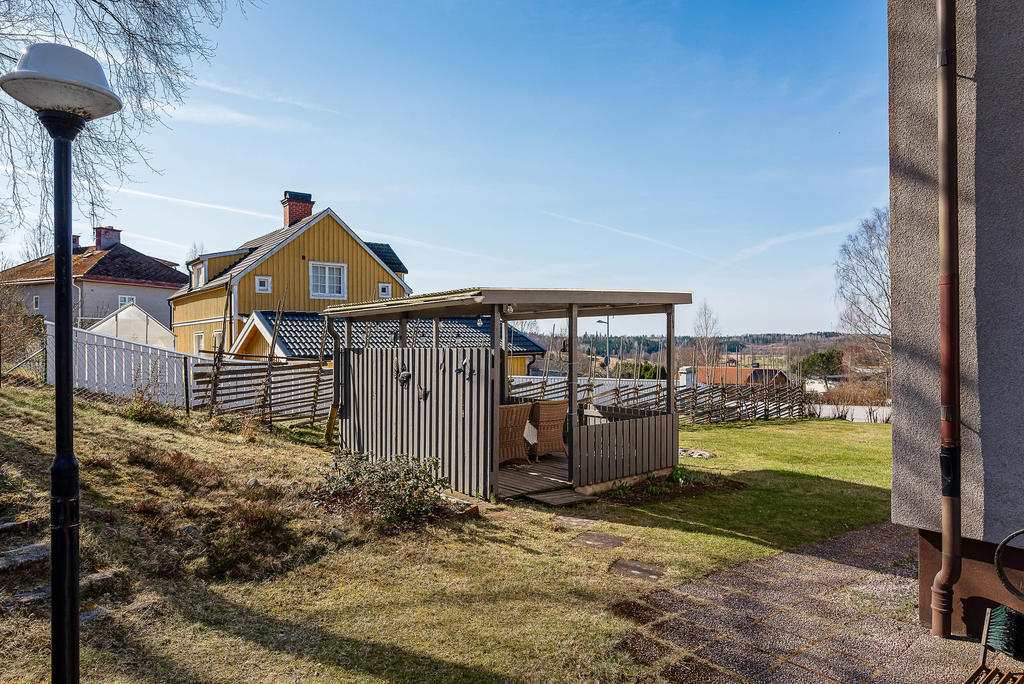 En av de två uteplatserna i trädgården