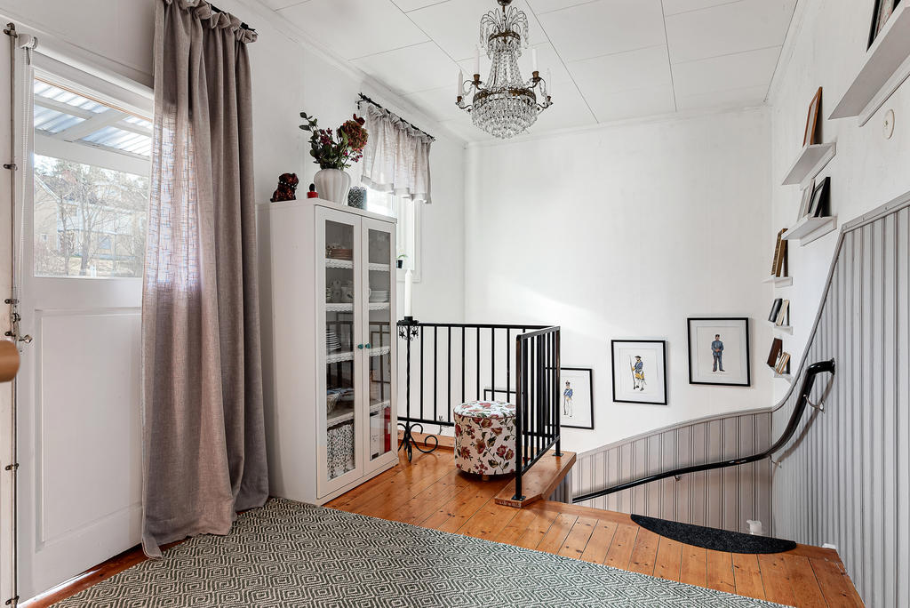 Lägenhet 2 - Övre hall med balkongdörr