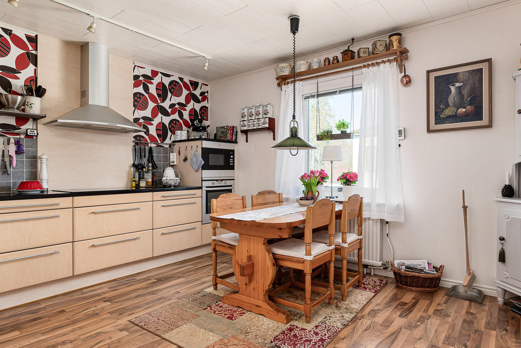 Lägenhet 2 - Kök med gott om bänkytor, förvaring och matplats