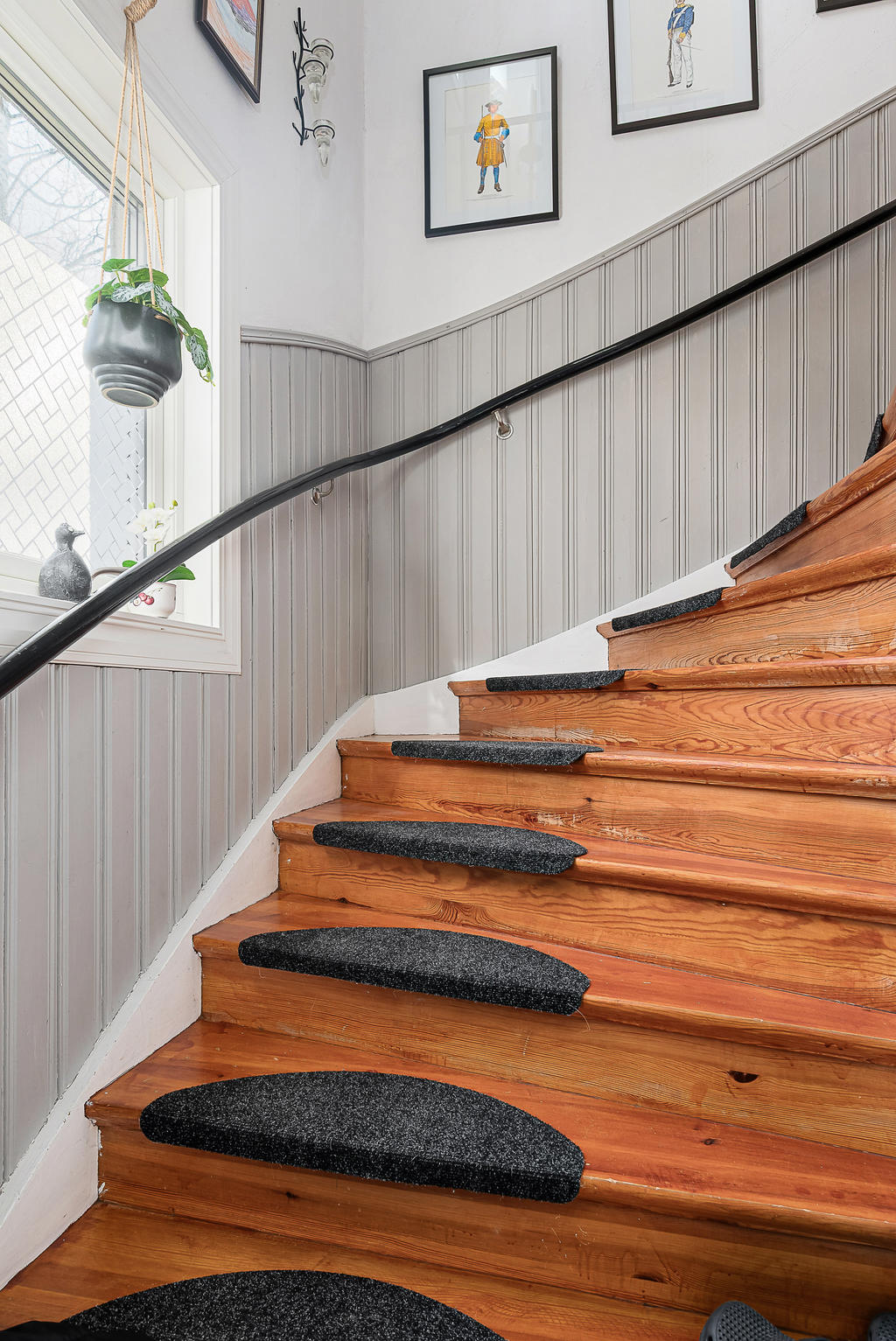 Trapp till övervåning och Lägenhet 2